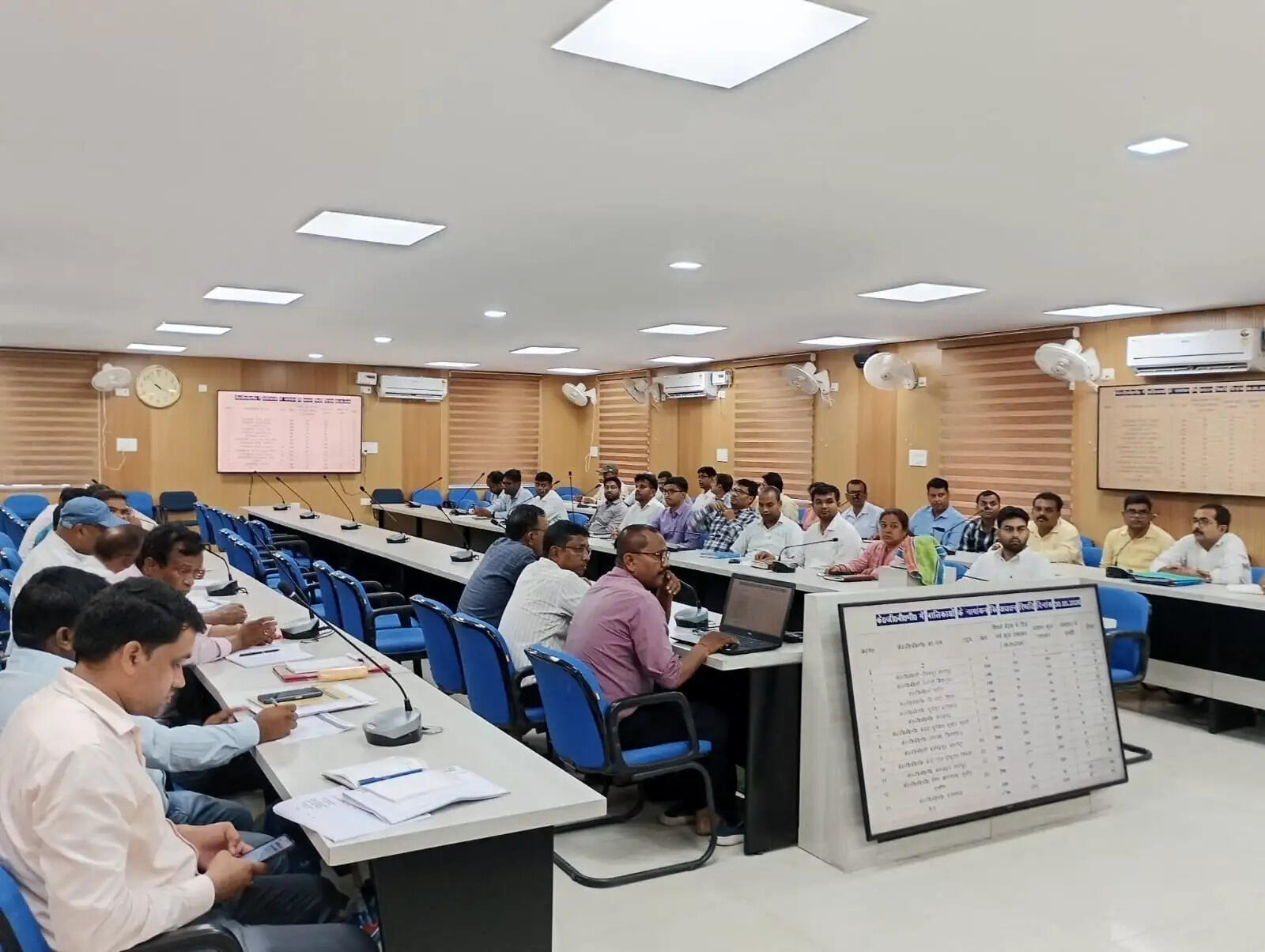 शिक्षा विभाग की समीक्षा बैठक में डीएम ने दिए कई निर्देश