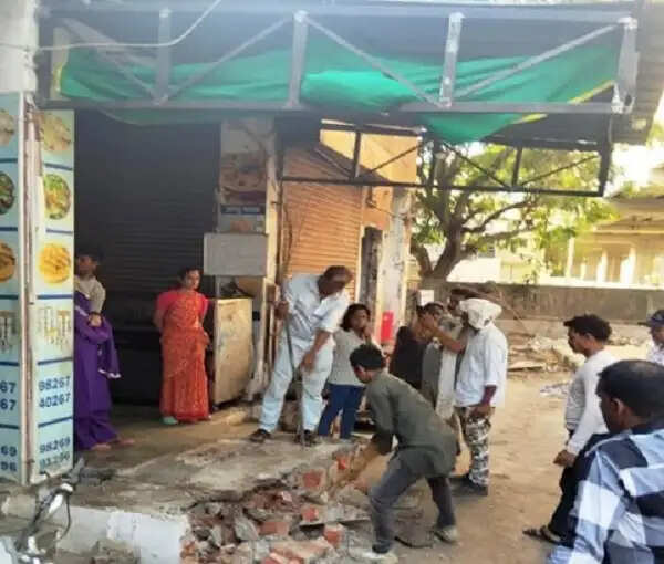 भोपाल: मेट्रो प्रोजेक्ट में बाधक दुकानों पर चला निगम का हथौड़ा, बरखेड़ी फाटक से 7 दुकानें हटाईं