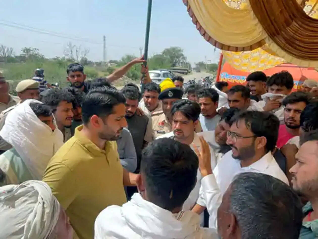 हांसी : भाखड़ा जल परियोजना का काम रोककर धरने पर बैठे ग्रामीण