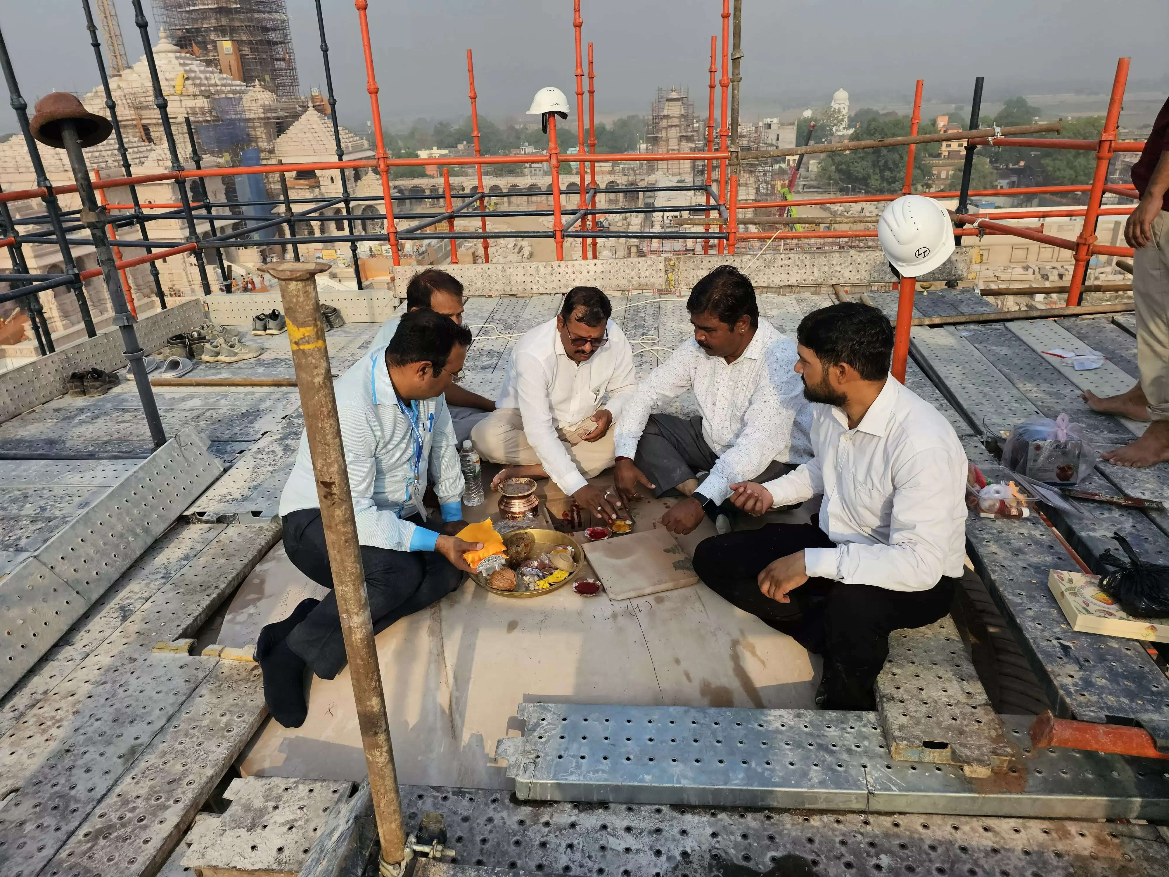 श्रीराम जन्मभूमि के परकोटे में बने शिव मन्दिर का शिखर कलश स्थापित