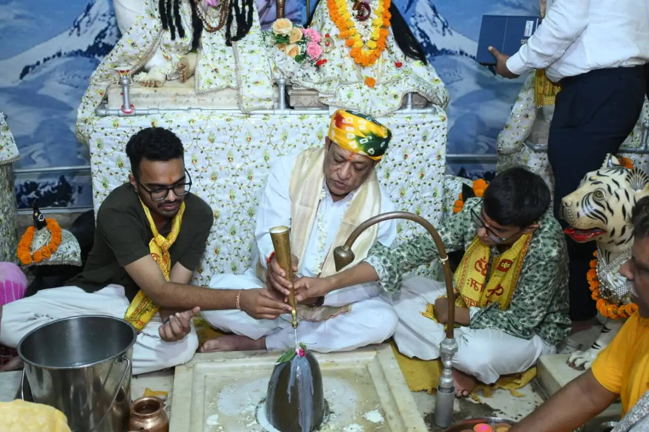 देवस्थान मंत्री जोराराम कुमावत ने किया रुद्राभिषेक