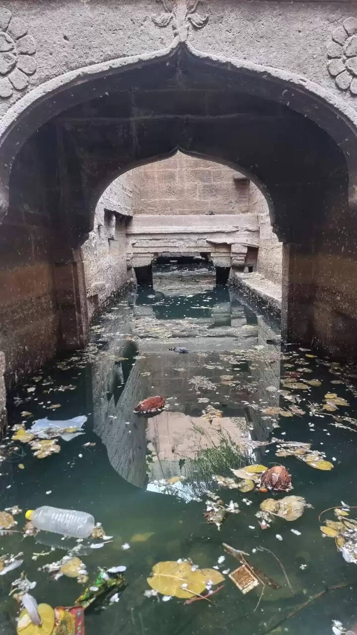 चांद बावड़ी दुर्दशा की शिकार : प्रशासन नहीं ले रहा सुध