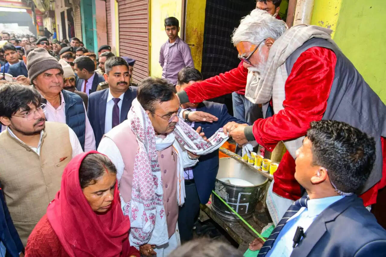 पूंछरी का लौठा में मुख्यमंत्री भजनलाल शर्मा ने दंडवत प्रणाम कर श्रीनाथ जी की विशेष पूजा की