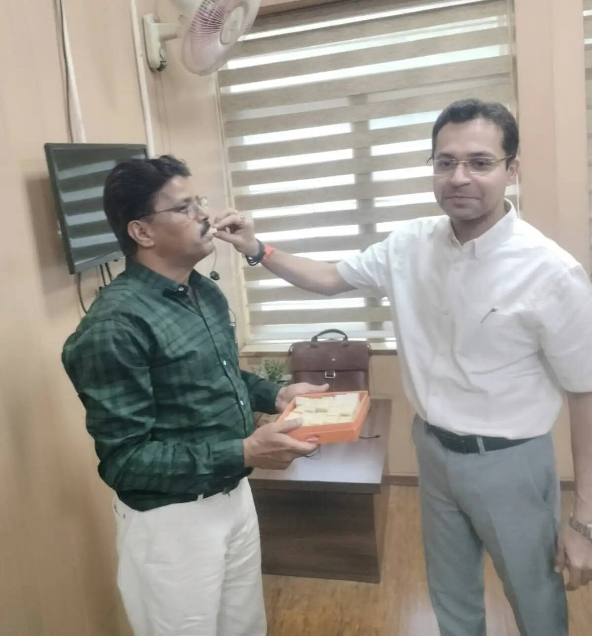 अशोकनगर को नहीं भूले पूर्व कलेक्टर आदित्य सिंह, सेवानिवृत्त कर्मचारी को सौंपे अपने सम्मान