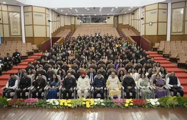 उपराष्ट्रपति ने आईएएस प्रशिक्षुओं से कहा- ‘सेवाभाव’ और ‘कर्तव्यबोध’ को बनाएं मार्गदर्शक मंत्र