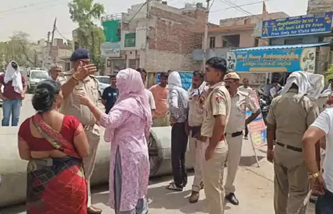 रेवाड़ीः गंदे पानी से परेशान लोगों ने किया रोड़ जाम