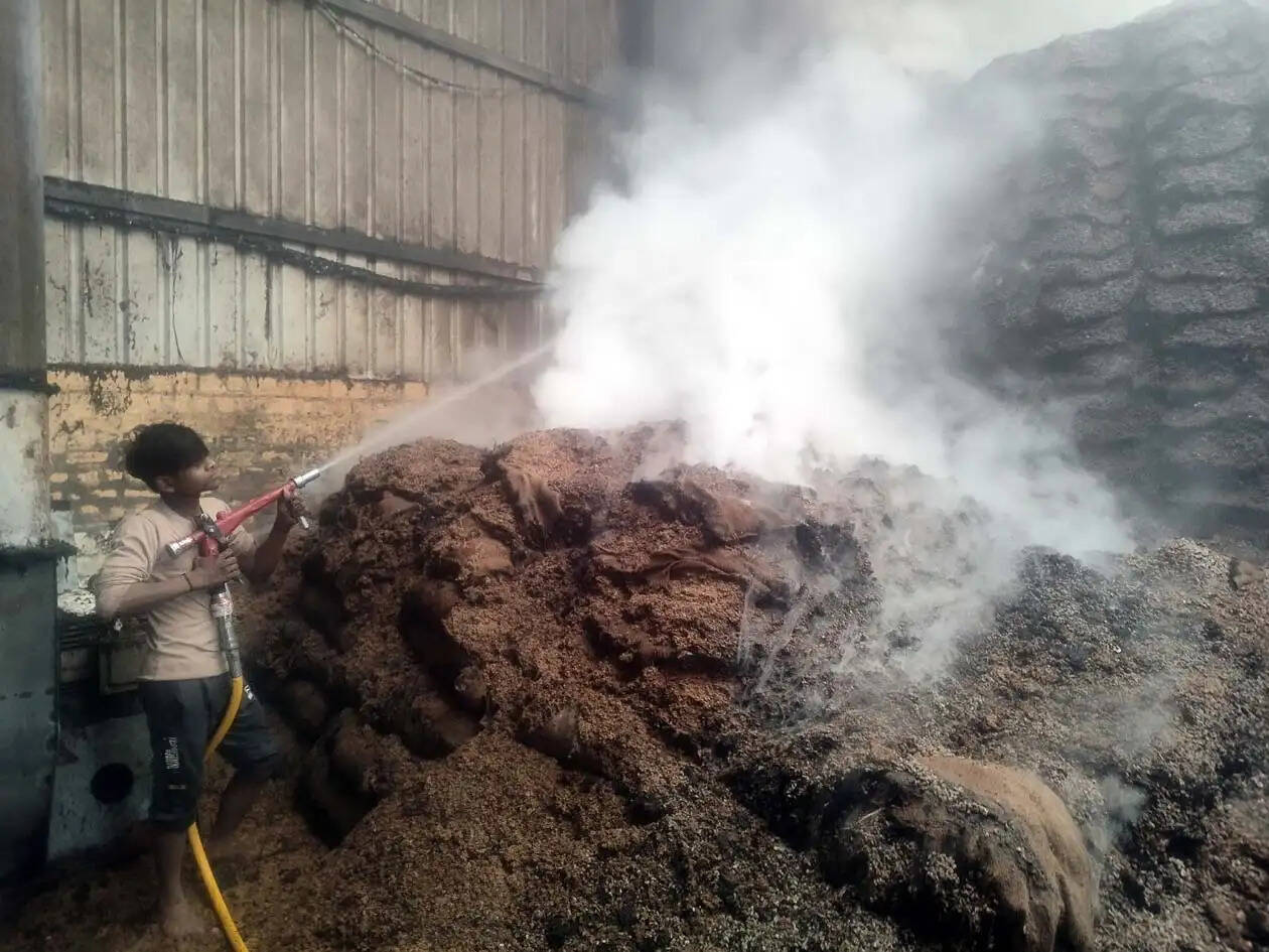 हिसार : कॉटन फैक्ट्री में लगी आग से लाखों का नुकसान