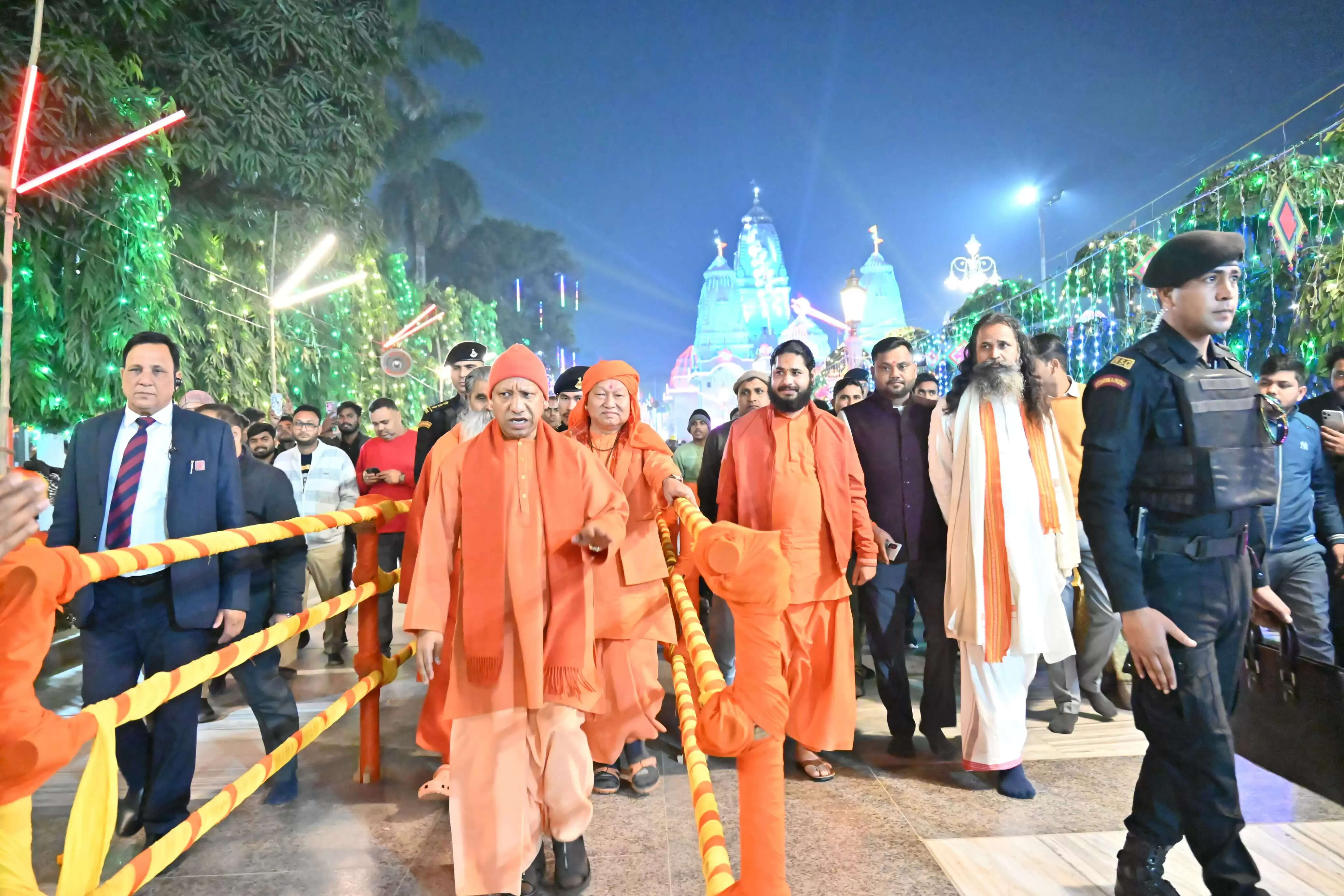 श्रद्धालुओं की सुरक्षा व सुविधा की व्यवस्थाओं का सीएम योगी ने लिया जायजा