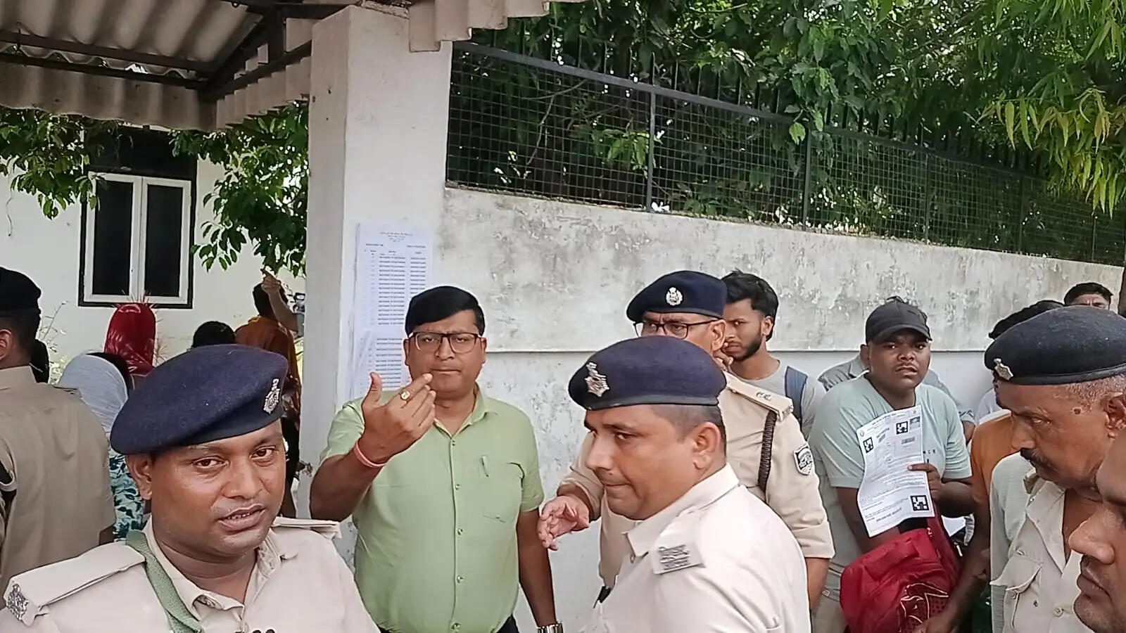 सिपाही भर्ती परीक्षा में नकल का आरोप, सीवान के परीक्षा केंद्र पर अभ्यर्थियों का हंगामा