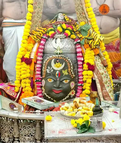उज्जैन:&nbsp;भस्म आरती&nbsp;में&nbsp;रजत चंद्र-त्रिशूल और त्रिपुंड से सजे बाबा महाकाल, ड्रायफ्रूट से हुआ राजा स्वरूप शृंगार