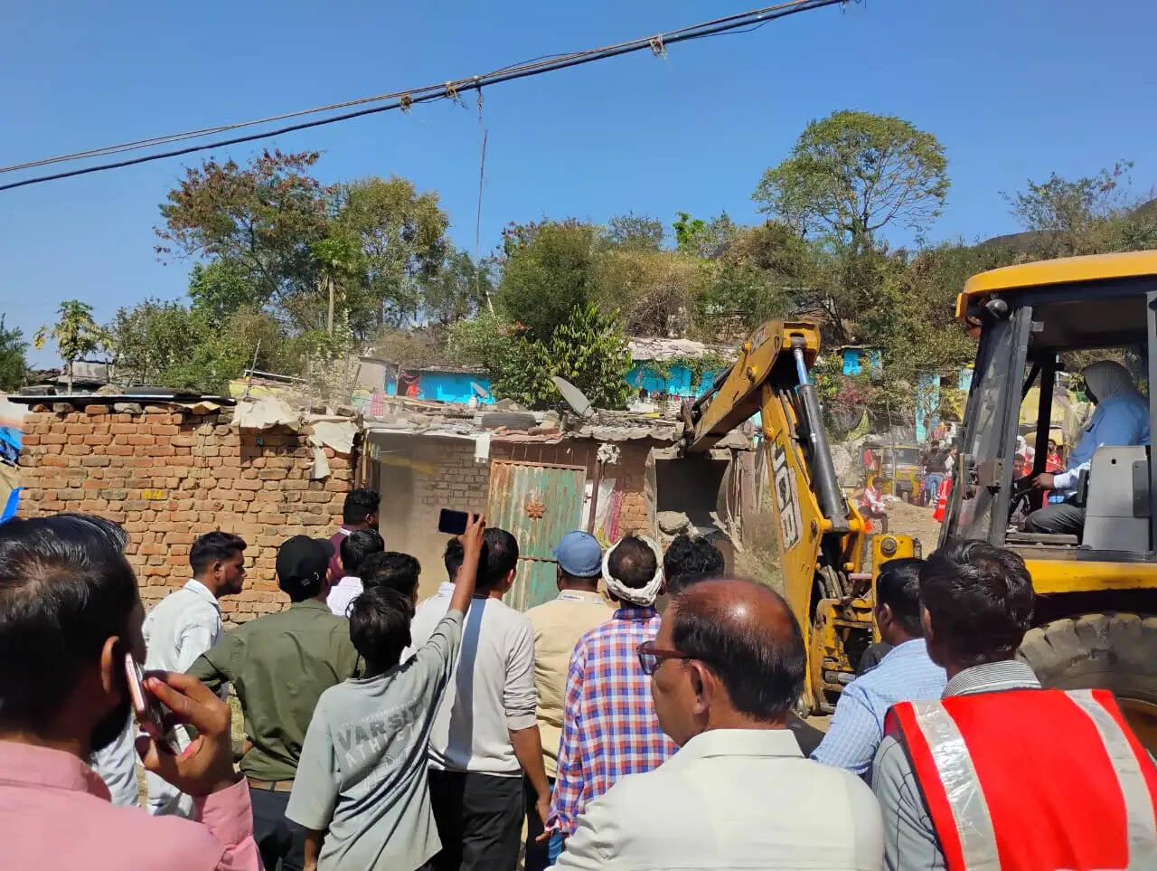 जबलपुरः सुप्रीम कोर्ट के आदेश पर मदनमहल पहाड़ी से मकानों को हटाने का कार्य शुरू