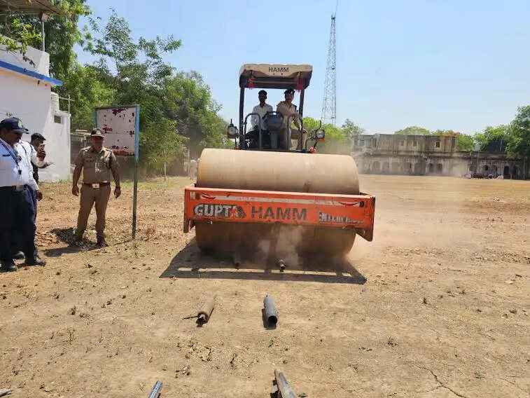 तेज आवाज वाले बाइक साइलेंसरों पर पुलिस का बुलडोजर, 48 मॉडिफाइड साइलेंसर नष्ट