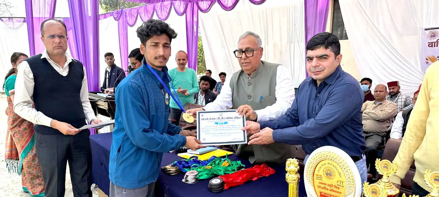 एसएमजेएन की क्रीड़ा प्रतियोगिता में नीरज और छात्रा कीर्ति ने जीती ओवरआल चैम्पियन ट्राॅफी