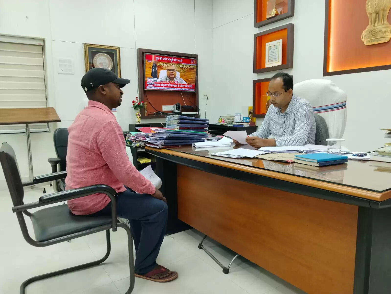 लोक शिकायत निवारण अधिनियम के तहत डीएम ने किया 5 मामलों का निष्पादन