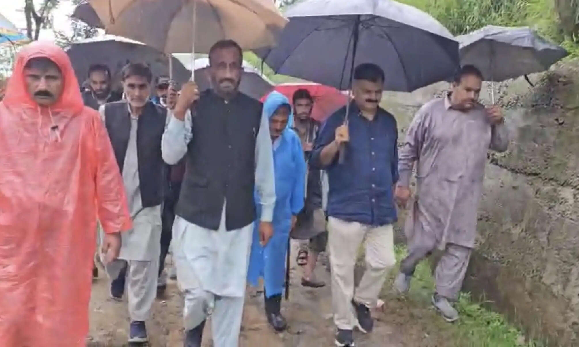 बाढ़ प्रभावित पीर पंजाल का दौरा जारी, हर परिवार के साथ खड़ी है सरकार-जावेद राणा