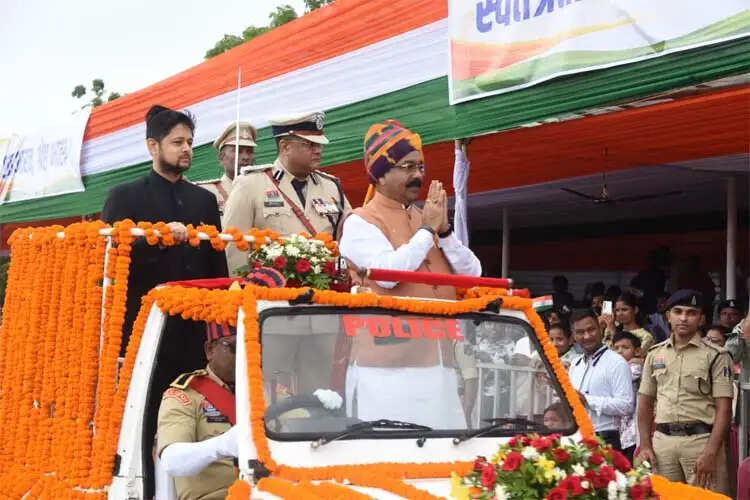 उप मुख्यमंत्री&nbsp;अरुण साव ने ध्वजारोहण कर परेड की सलामी ली