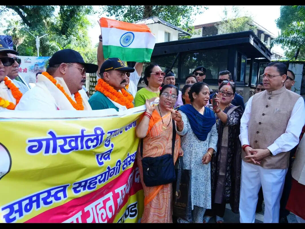 मुख्यमंत्री धामी ने नेपाल आपदा राहत सहायता दल को हरी झंडी दिखाकर किया रवाना