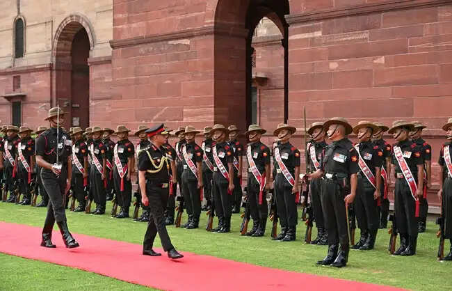 जनरल उपेंद्र द्विवेदी&nbsp;ने विदाई भाषण में अपने कार्यकाल को बताया-'जिंदगी&nbsp;का सबसे बड़ा सौभाग्य'