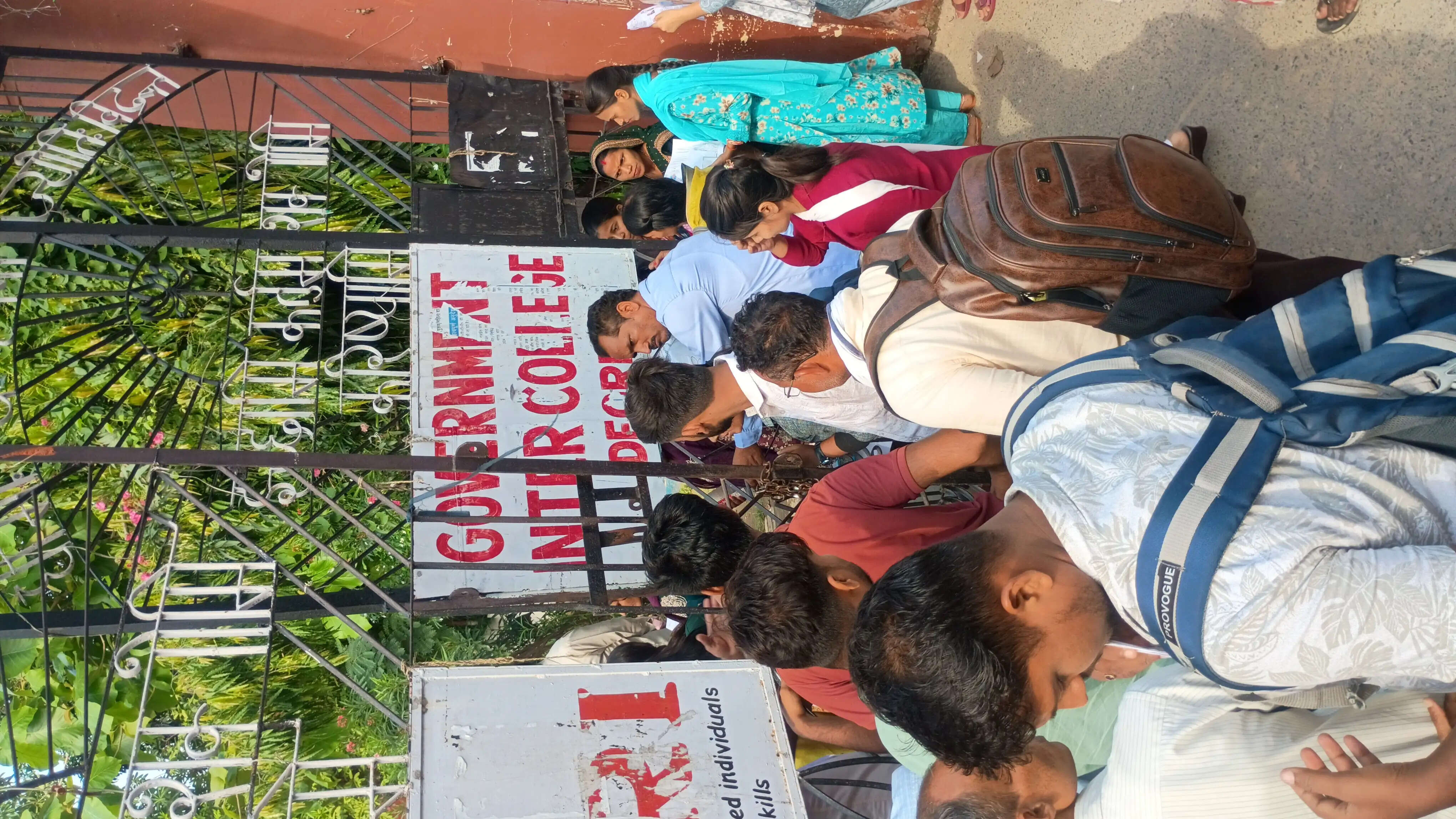 देवरिया में कड़ी सुरक्षा के बीच संयुक्त बीएड प्रवेश परीक्षा शुरू, 13,892 अभ्यर्थी हुए शामिल