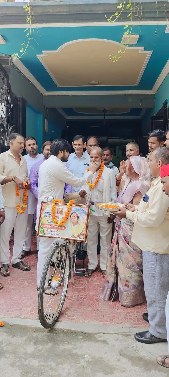 साइकिल से वैष्णो देवी धाम रवाना हुए हरिराम कोरी, विधायक ने भेंट की साइकिल
