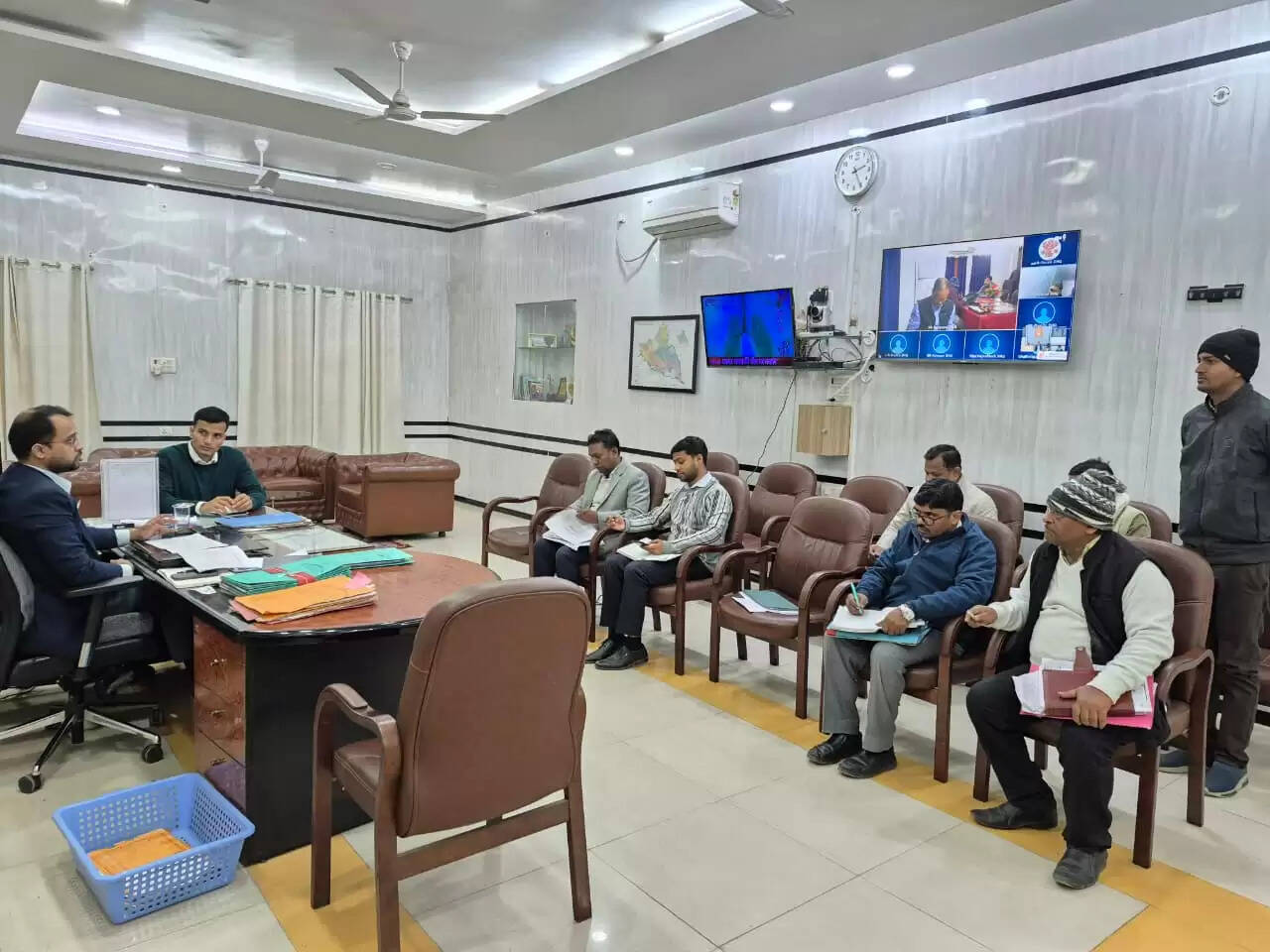 डीएम ने की पथ निर्माण योजनाओं की समीक्षा