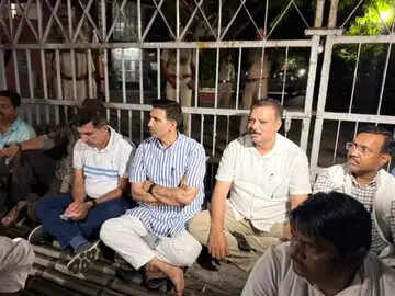 मीनाक्षी नटराजन का नामांकन रद्द, भोपाल में चुनाव आयोग कार्यालय के बाहर कांग्रेस&nbsp;नेताओं&nbsp;का&nbsp;धरना
