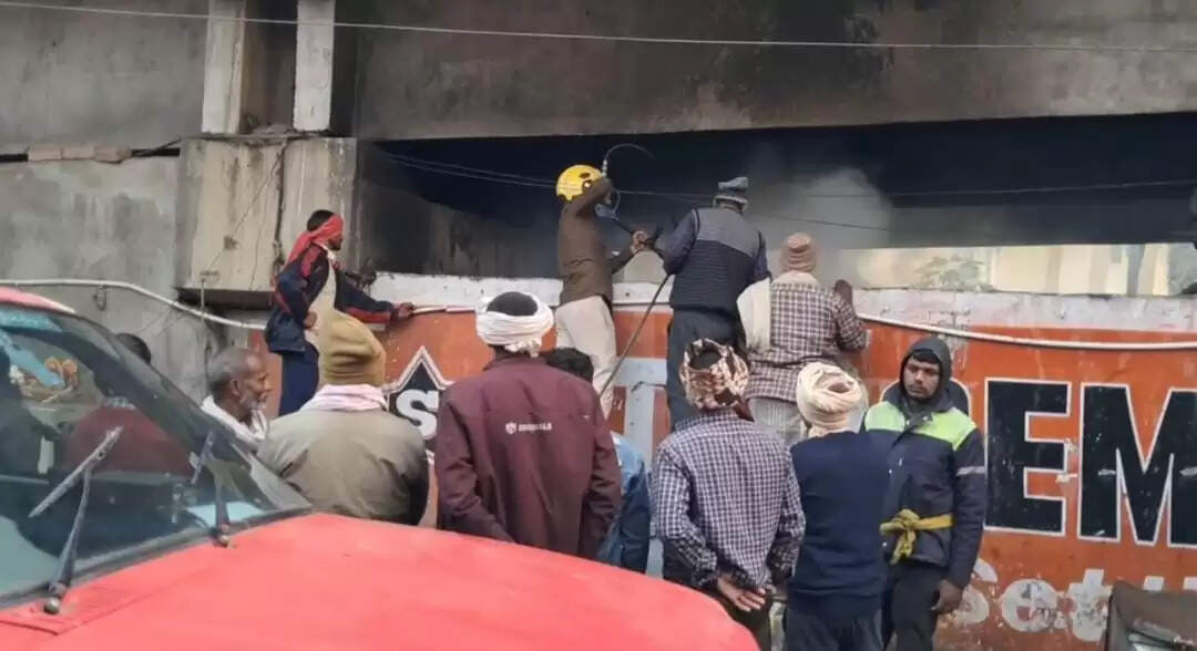 लोहिया पुल के नीचे लगी भीषण आग, मची अफरा तफरी