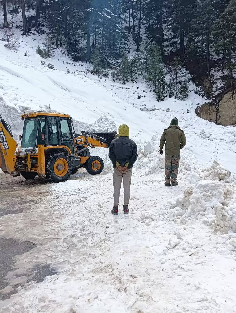 उत्तराखंड : गंगोत्री हाइवे पर एवलांच आने से सौ मीटर हाइवे बंद, बीआरओ मार्ग खोलने में जुटा