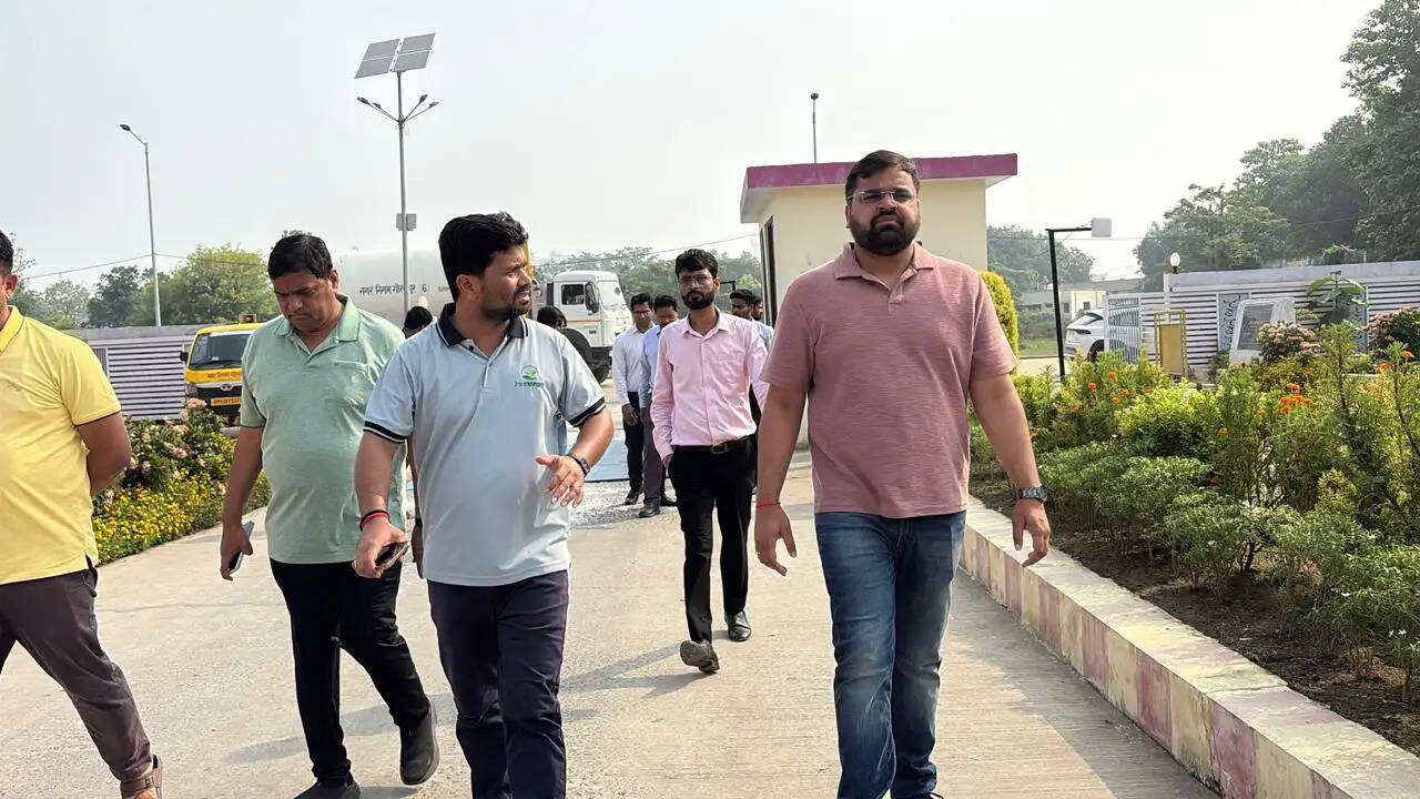 नगर आयुक्त अजय जैन ने चरगावां गारबेज ट्रांसफर स्टेशन का किया निरीक्षण
