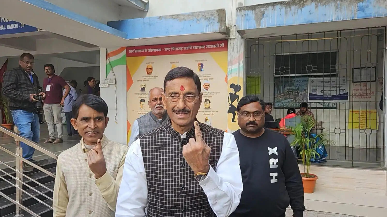 सेठ ने किया मतदान, लोगों को मतदान केंद्र पर पहुंचने के लिए दी बधाई