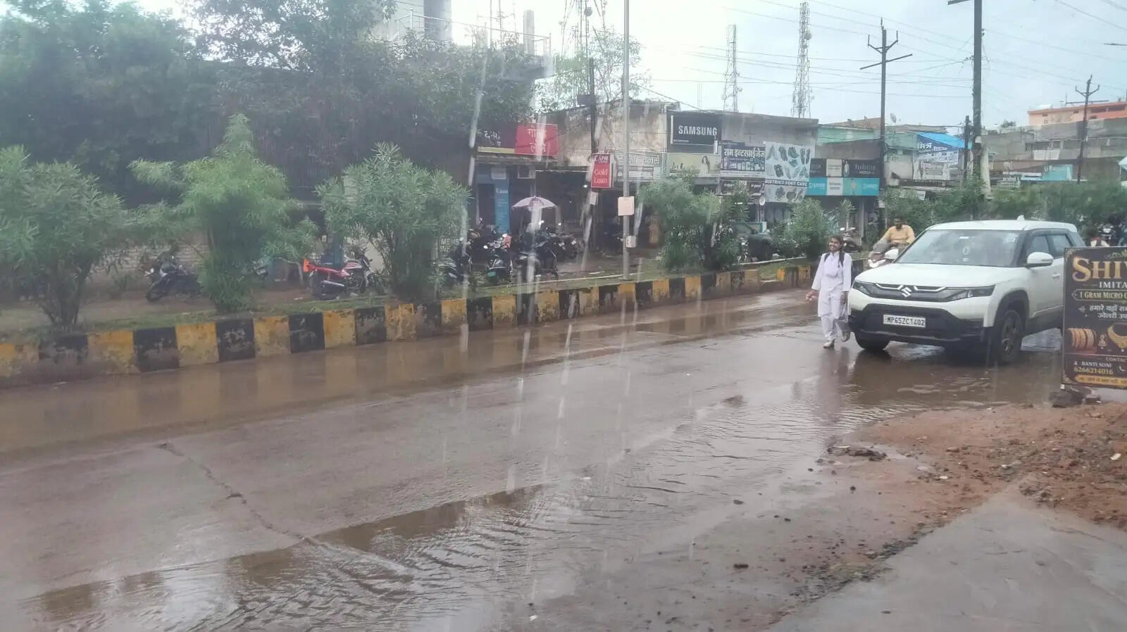 अनूपपुर: रुक रुक कर झमाझम बारिश, बादलों की मौजूदगी से और वर्षा के संभावनाएं, फसलों को फायदा