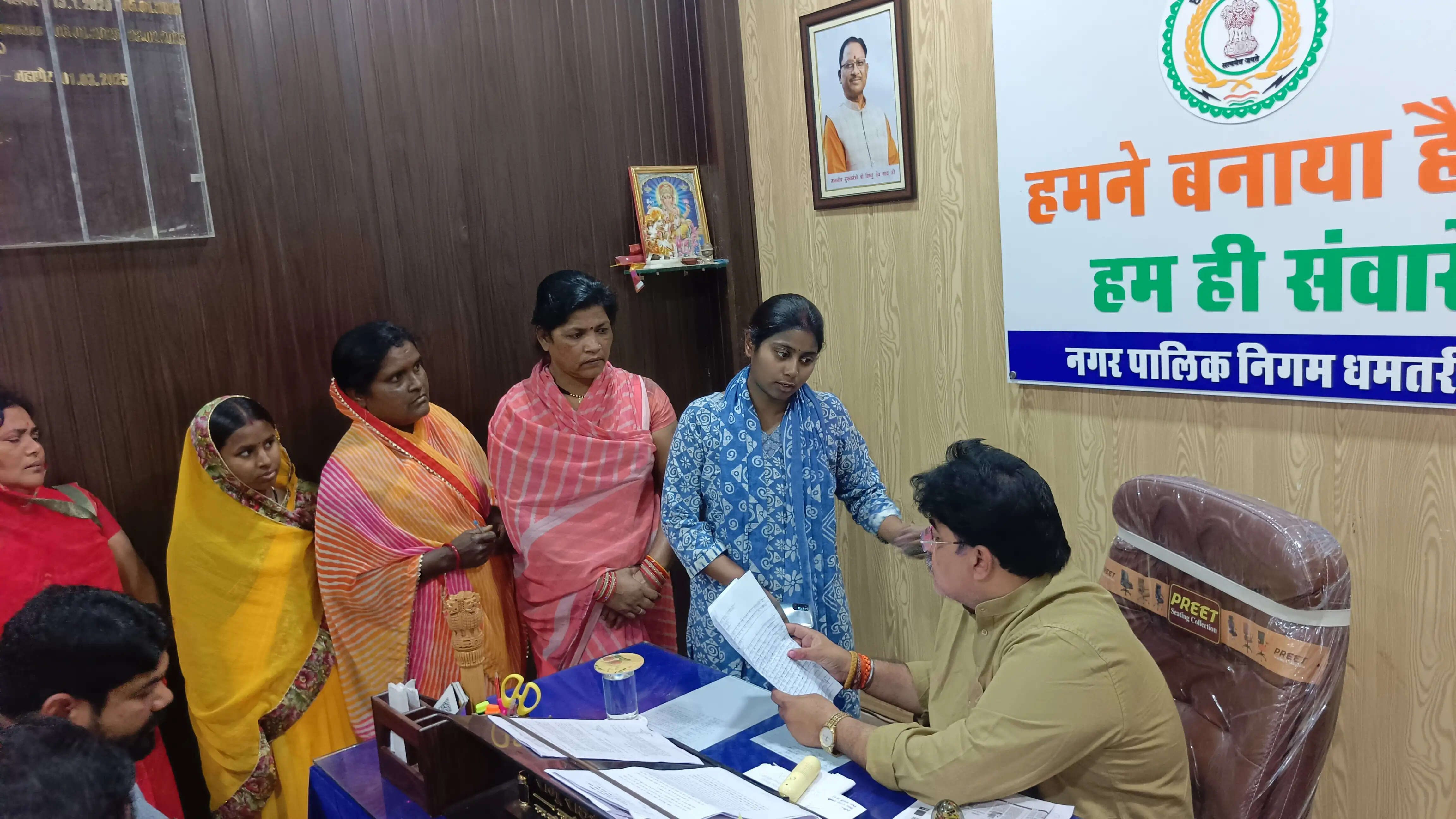 सारथी पारा में नालियों के जाम से सड़कों पर गंदा पानी