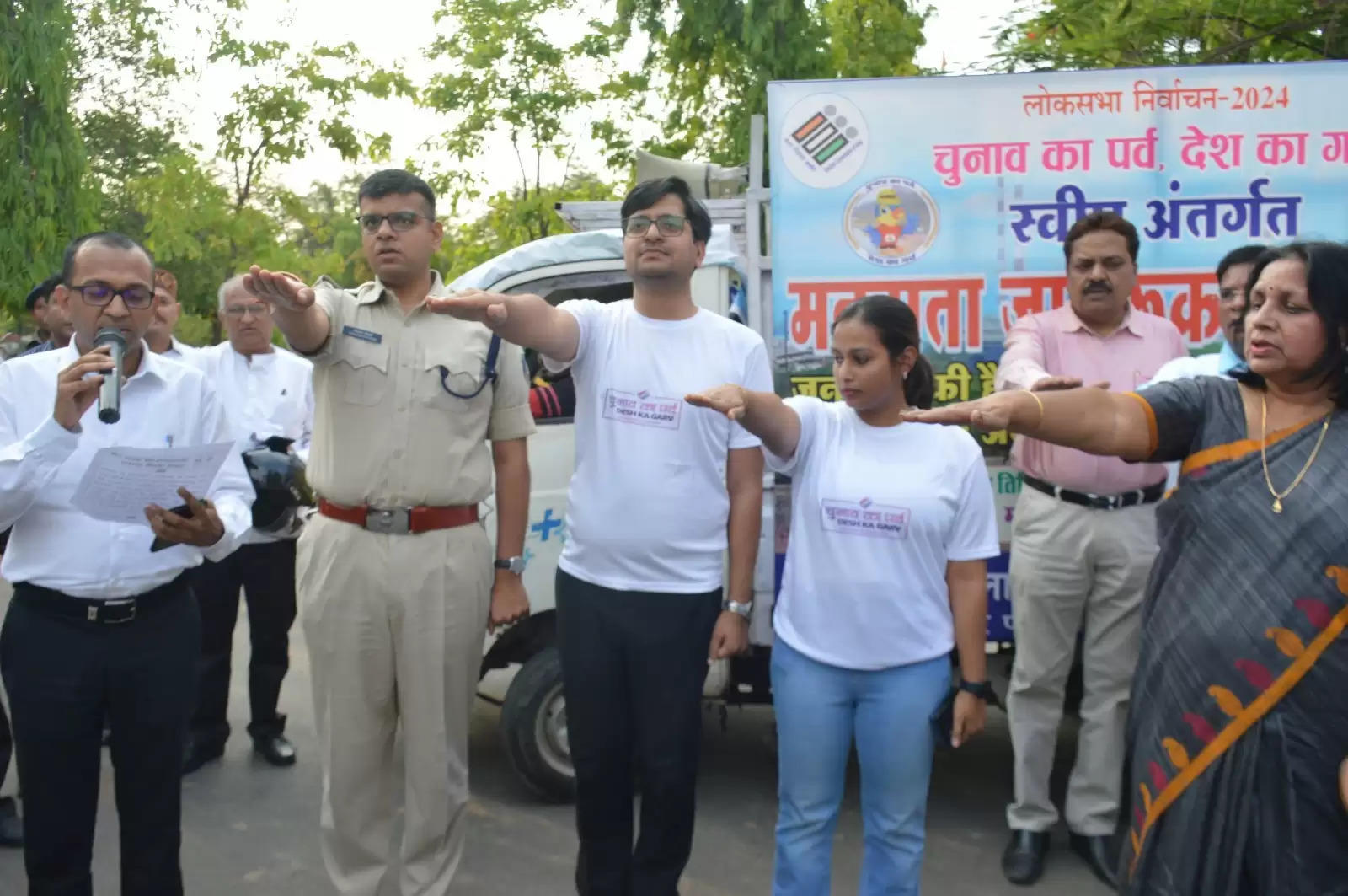 कोरबा: आम नागरिकों के साथ बाइक चलाकर कलेक्टर व एसपी ने मतदाताओं को किया जागरूक