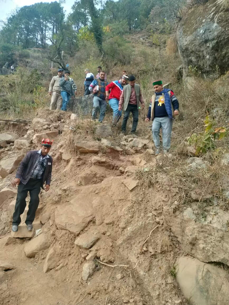 दो किलोमीटर पैदल चलकर प्रभावित परिवारों से मिले केवल पठानिया