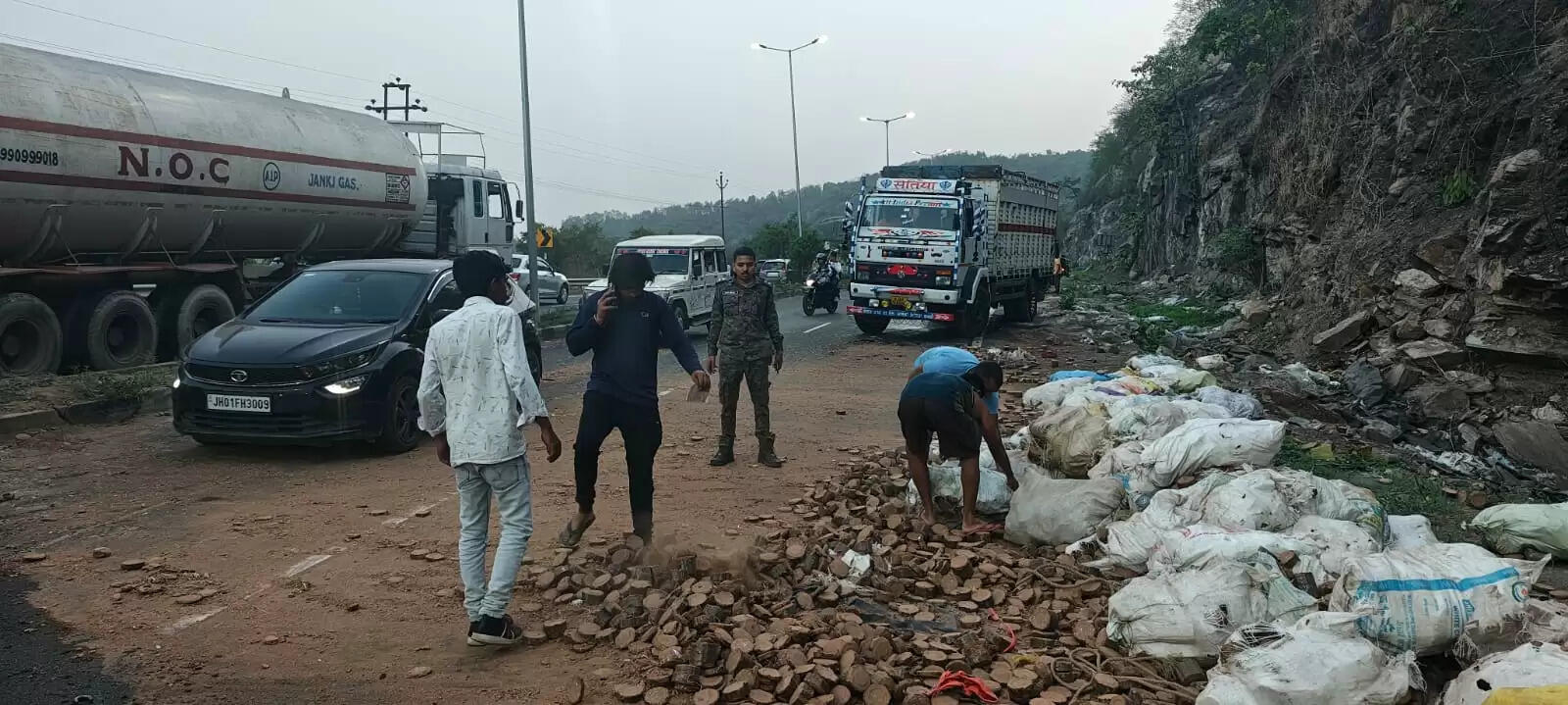 ट्रेलर ने दो वाहनों को मारी टक्कर, बाल-बाल बचे लोग