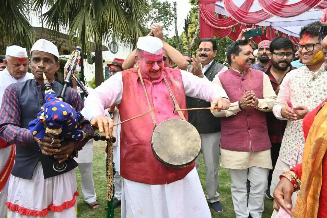 कैबिनेट मंत्री जोशी के आवास पर कुमाऊंनी होलियारों ने जमाए होली के रंग