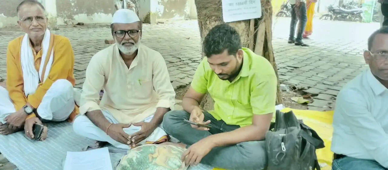 जौनपुर : पीपा पुल की मांग को लेकर कलेक्ट्रेट में आमरण अनशन पर बैठे जज सिंह अन्ना