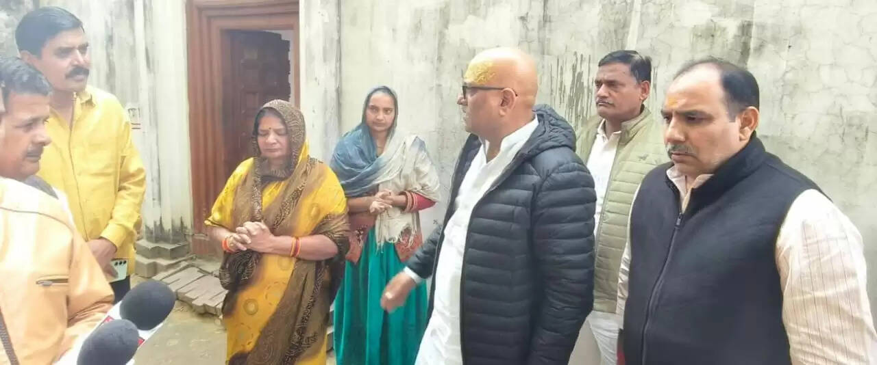 संदिग्ध परिस्थितियों में मृत अधिवक्ता के परिजनों से मिले अजय राय