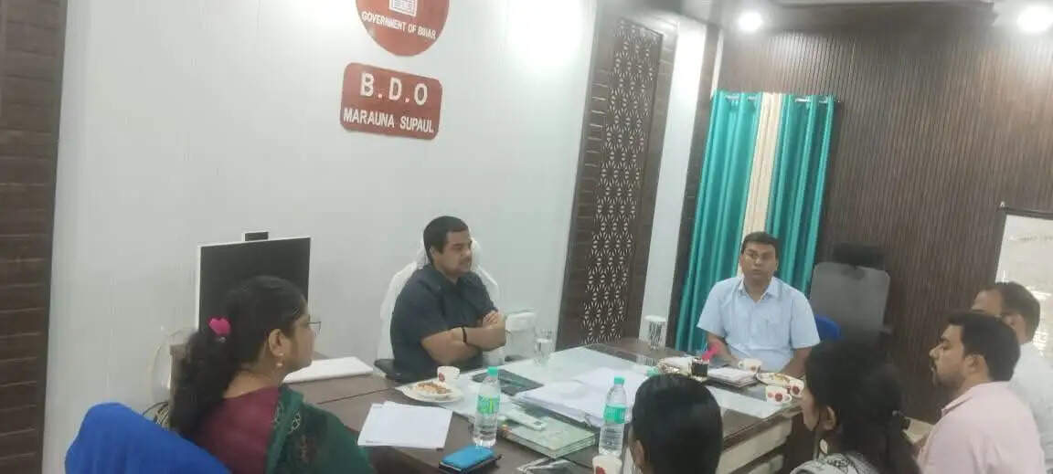 मरौना प्रखंड-सह-अंचल कार्यालय का डीएम ने किया औचक निरीक्षण