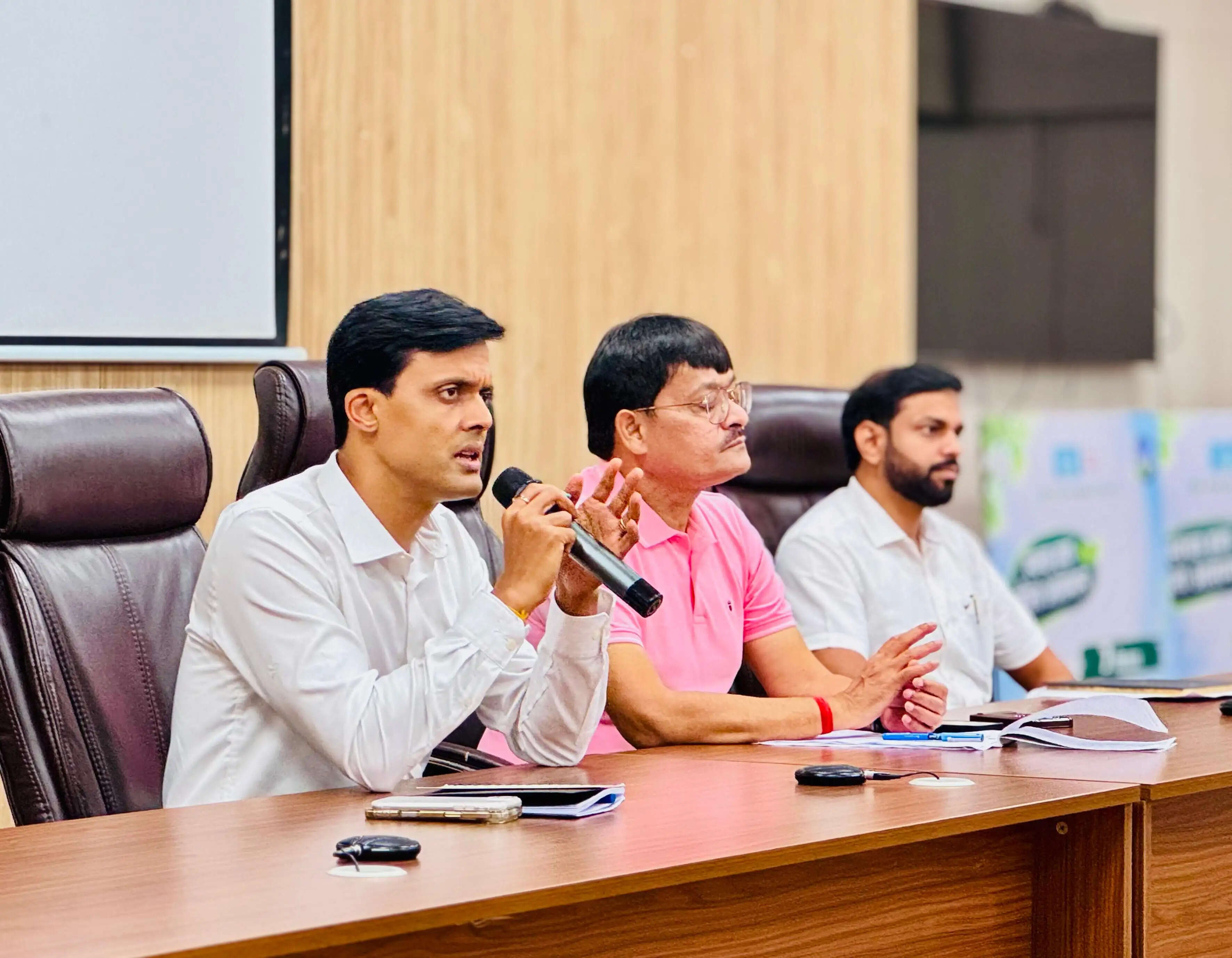 दुर्गा पूजा को लेकर नगर निगम ने पूजा समितियों के साथ की बैठक, बिजली-पानी से लेकर पार्किंग व सफाई पर चर्चा