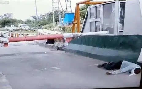 फरीदाबाद : टोल पर तैनात कर्मचारी अचानक मुंह के बल गिरा, हुई मौत
