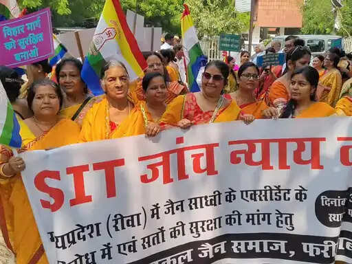 फरीदाबाद : मध्य प्रदेश में साध्वियों की मौत के विरोध में जैन समाज ने निकाला रोष मार्च