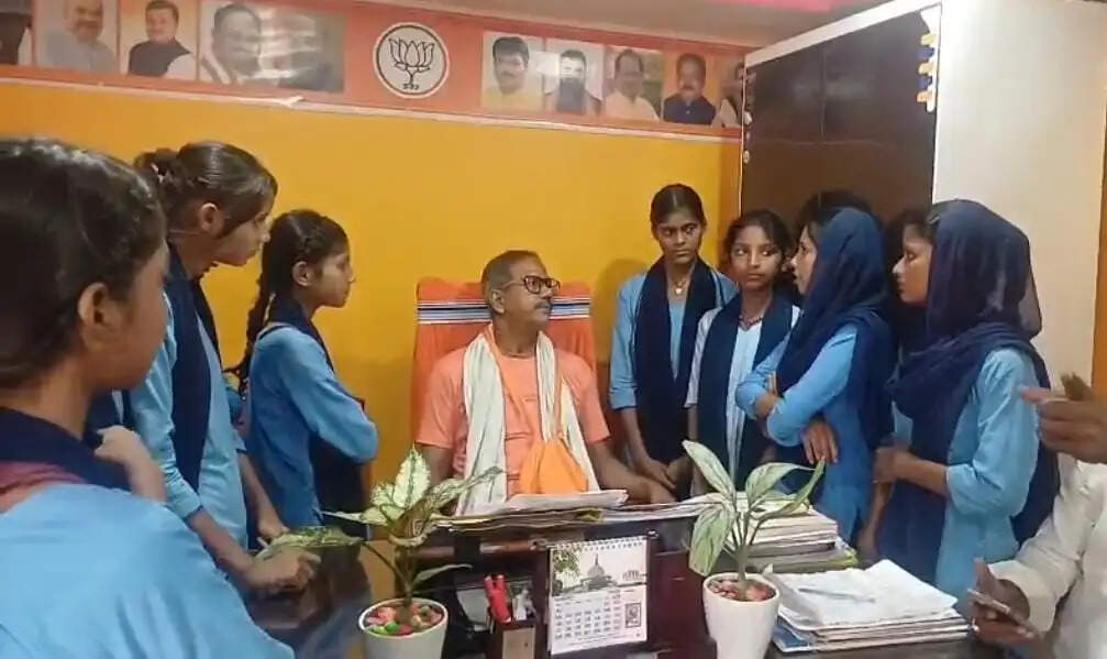 शिक्षा व्यवस्था की बदहाली पर विधायक ने बीडीओ और बीईओ को रिपोर्ट तलब की