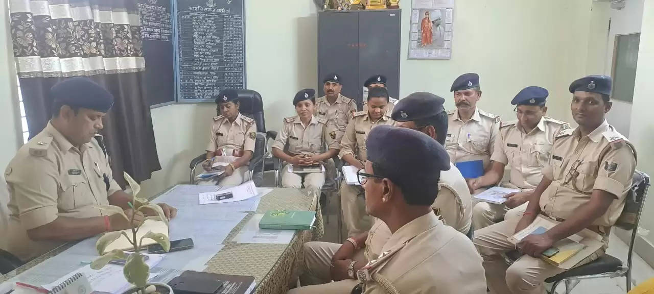 पीएम की सभा को लेकर थानाध्यक्ष ने पुलिस अधिकारियों के साथ की बैठक