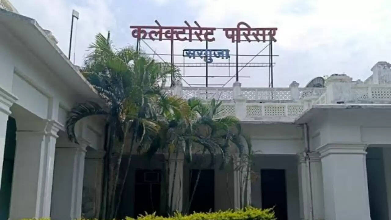 अंबिकापुर: 14 से 17 दिसंबर तक अधिकारियों-कर्मचारियों के अवकाश पर प्रतिबंध, मुख्यालय में उपस्थिति अनिवार्य