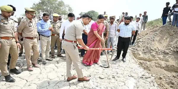 तालाबों को पुनर्जीवित करने के लिए डीएम-एसपी ने फावड़ा चलाकर कार्य का किया शुभारंभ