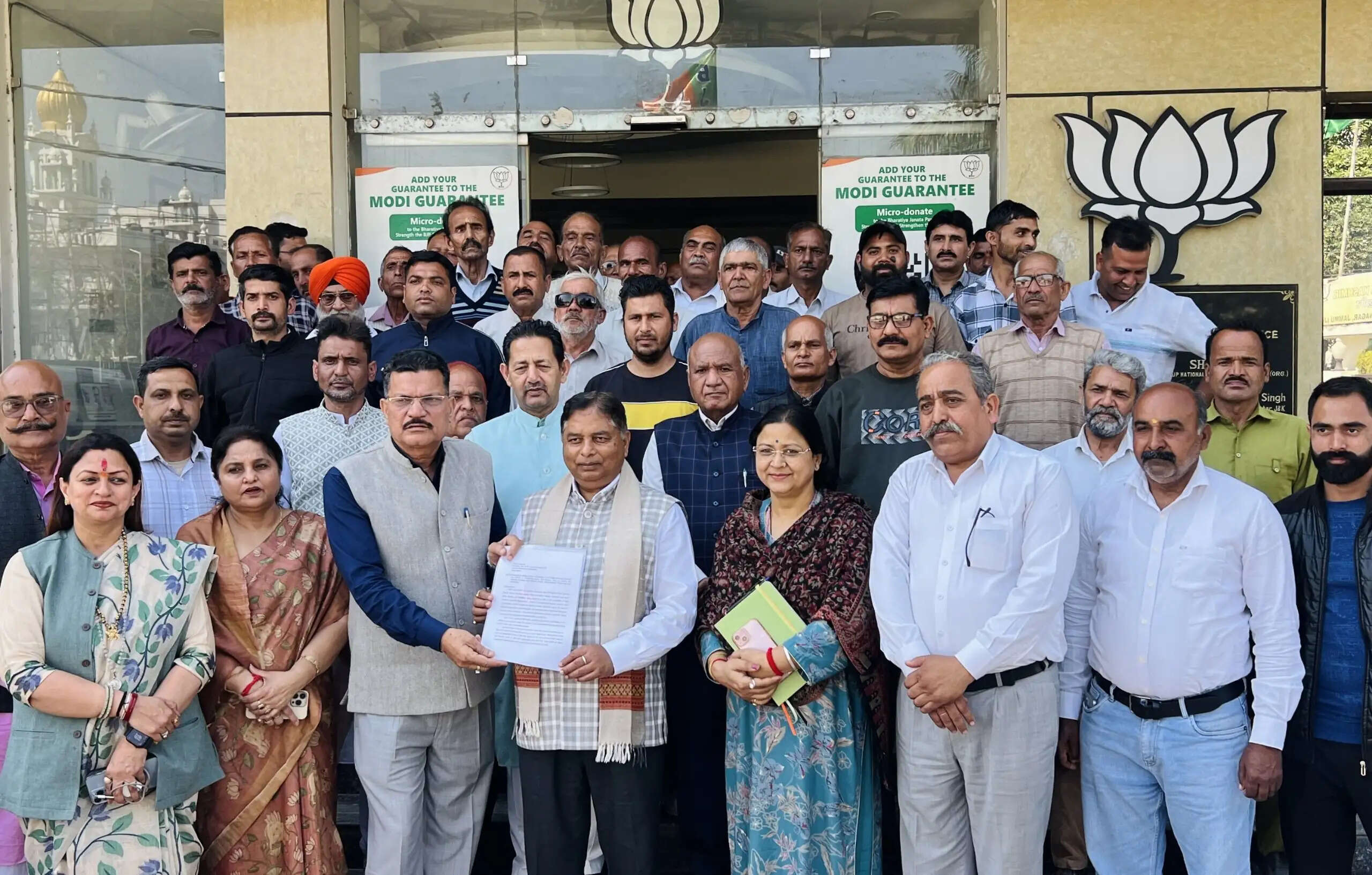 पांच गांवों के प्रतिनिधिमंडल ने सत शर्मा से मुलाकात कर रेलवे ट्रैक पर ओवरब्रिज की मांग रखी