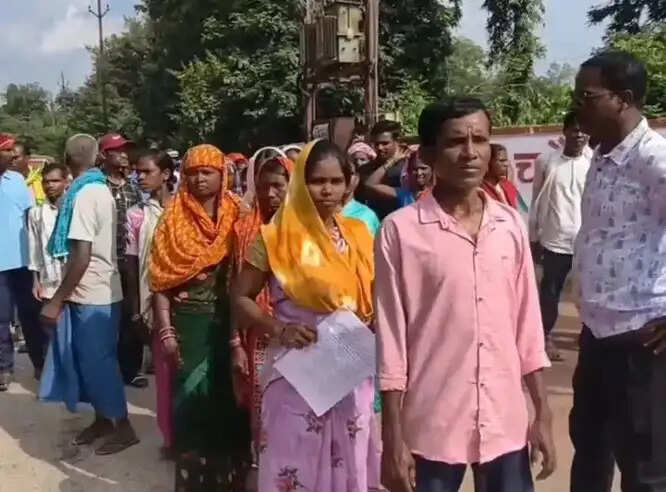 सरगीगुड़ा में दाे वर्ष से बंद राशन दुकान खाेलने की मांग का ग्रामीणाें ने साैंपा ज्ञापन