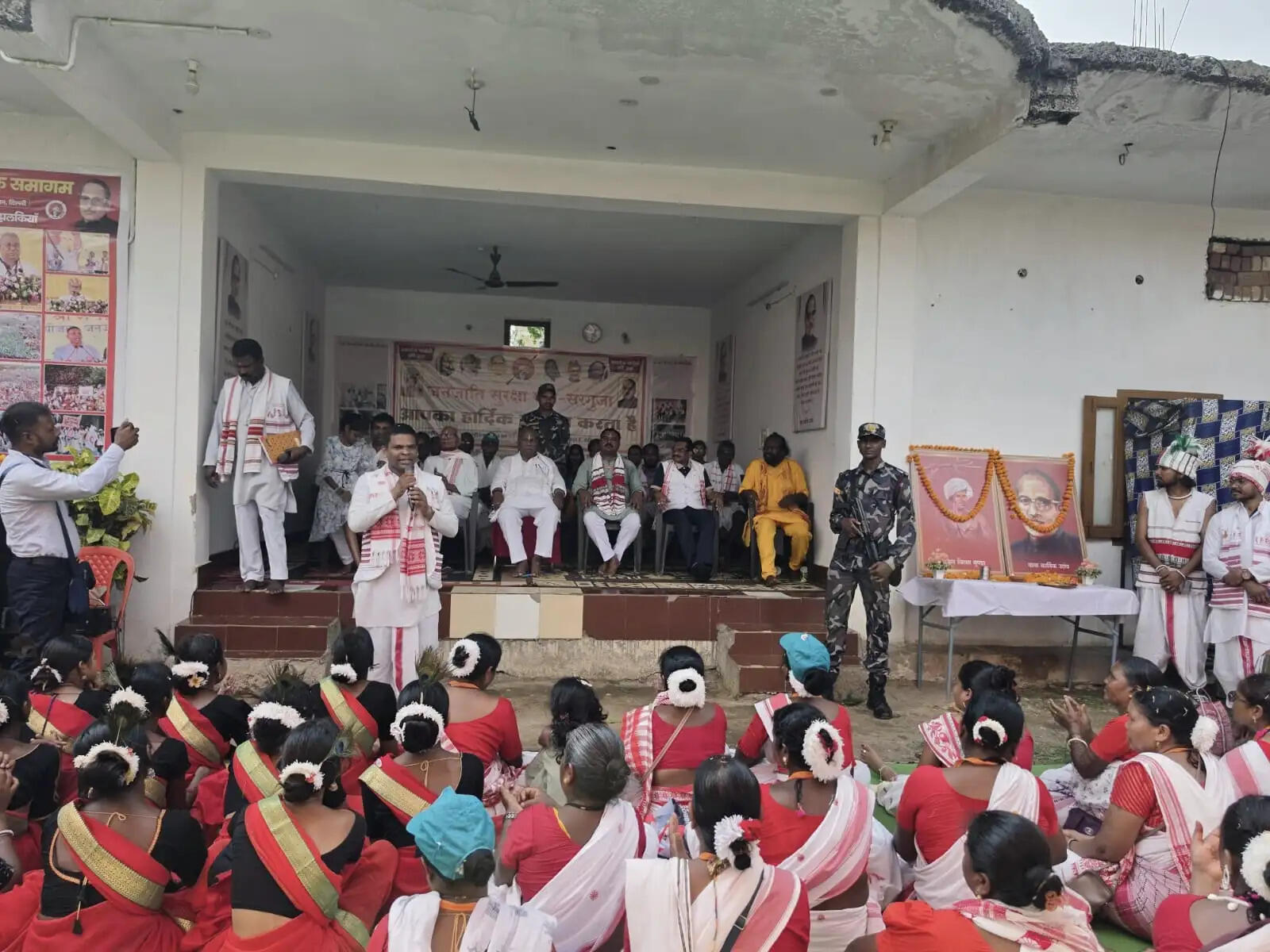 दिल्ली से लौटे जनजातीय प्रतिनिधियों का अम्बिकापुर में पारंपरिक 'गोड़ धोनी' से आत्मीय अभिनंदन
