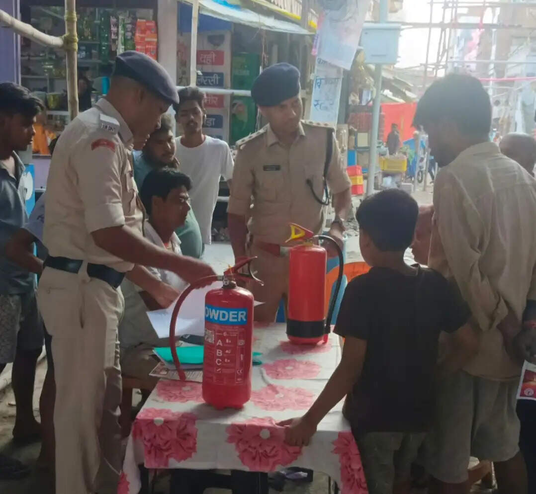 सारण में अग्निशमन एवं बिजली विभाग ने विभिन्न पूजा पंडालों में सुरक्षा मानकों का किया जांच
